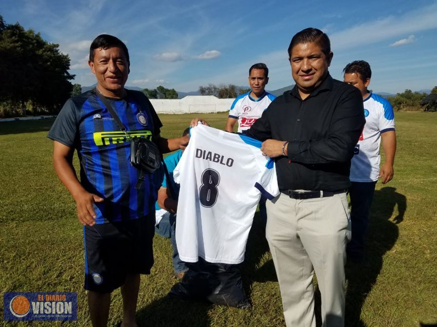 Paco Cedillo entrega uniformes al equipo de fútbol Taxistas Unidos
