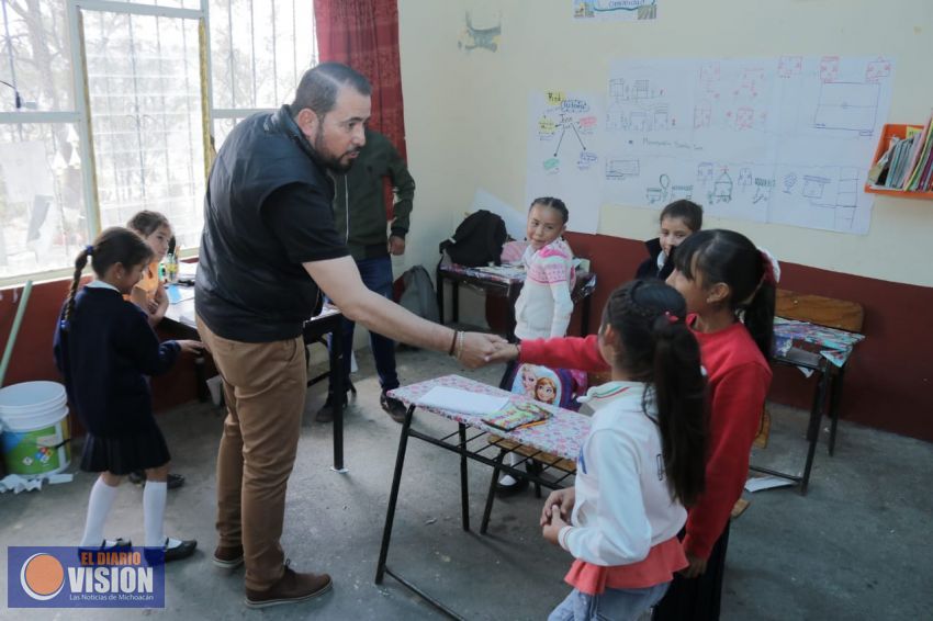 Humberto González visita escuelas de distrito de Puruándiro