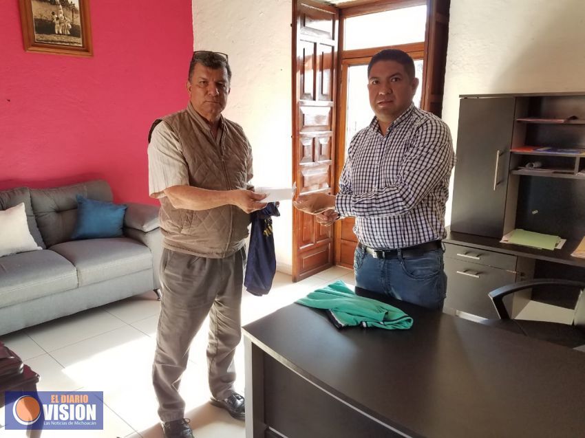 Paco Cedillo entrega 20 mil pesos y uniformes deportivos al maestro José Gutiérrez Torres
