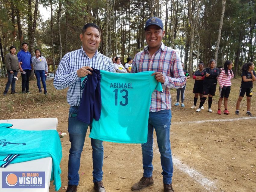 Paco Cedillo visita colonias y comunidades para fortalecer el deporte en Uruapan 