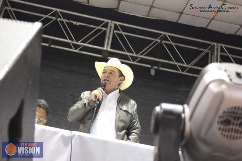 Policías municipales, detienen y amagan al Diputado Salvador Arvizú 