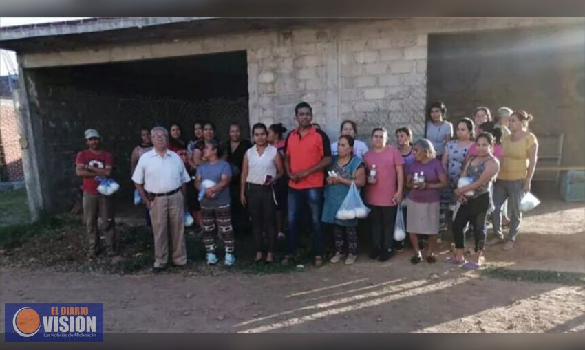 Gel antibacterial y despensas, en sectores vulnerables, distribuye el diputado Ignacio Campos