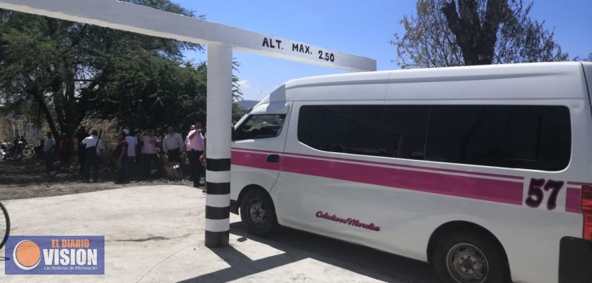 Transportistas de la ruta rosa construyen puente Morelia-Tarímbaro