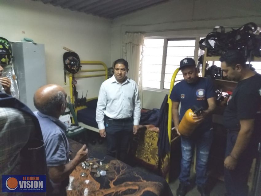 Paco Cedillo cumple con Bomberos Profesionales de Uruapan