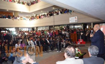 Fausto Vallejo aclamado en la Universidad Michoacana 