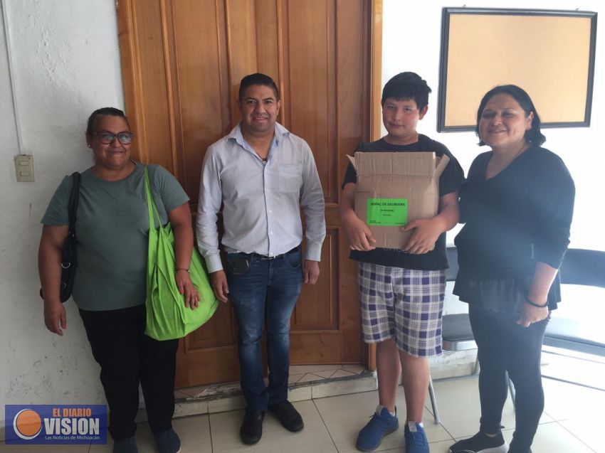 Paco Cedillo entrega 600 despensas a familias vulnerables de Uruapan