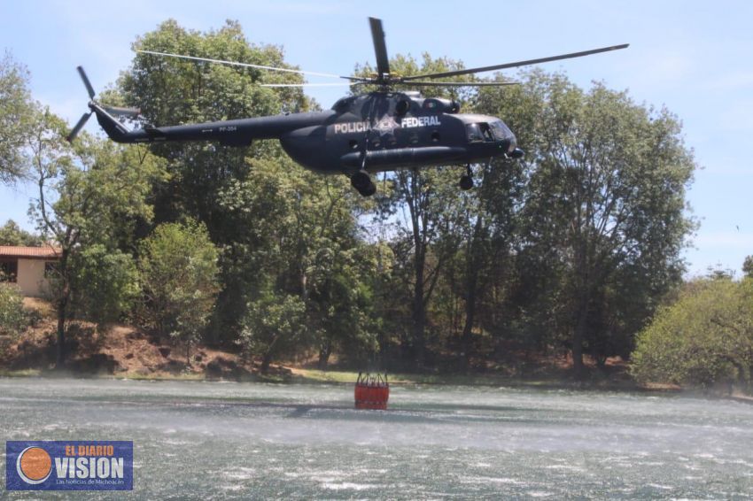 Llega a Michoacán helicóptero para apoyar en incendios forestales activos de Uruapan 