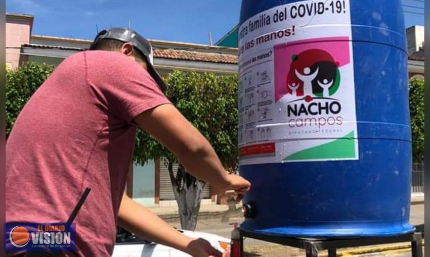 Nacho Campos, instala lavamanos en la comunidad Indígena de Caltzontzin 