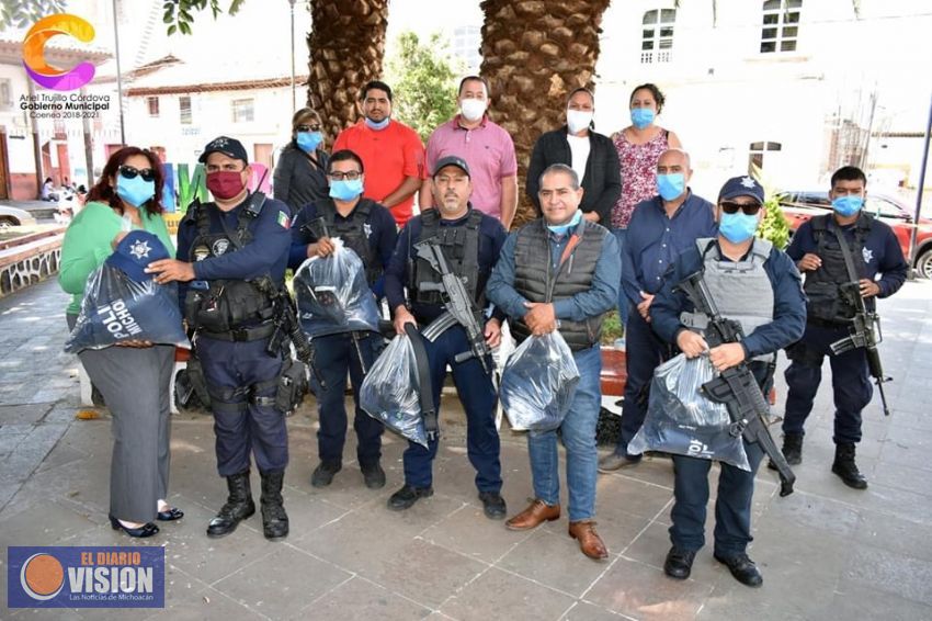 Ariel Trujillo entrega dos patrullas y uniformes a la dirección de Seguridad Pública Coeneo 