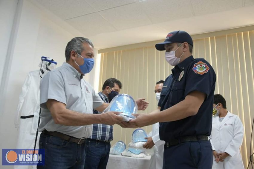 Raúl Morón, entrega equipo a médicos y paramédicos de Protección Civil y Bomberos de Morelia 