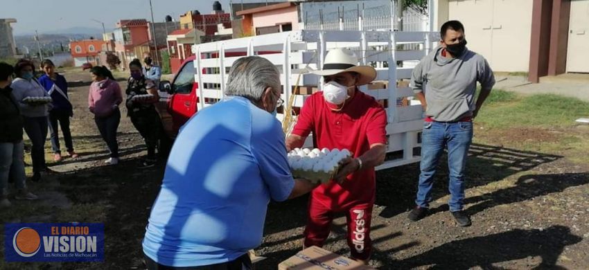 Salvador Arvizú, entregó alimentos en el Fraccionamiento Ignacio Allende 