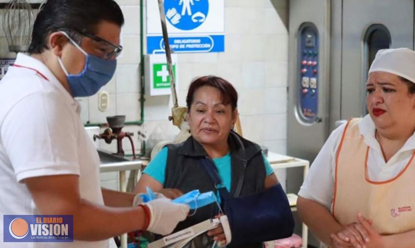 Nacho Campos, entrega, insumos de protección en la Central de Autobuses de Uruapan 