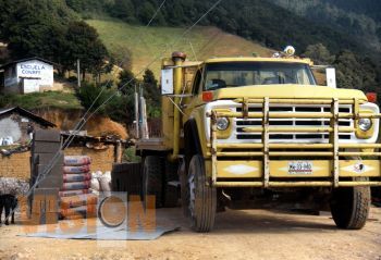 Denuncian la entrega de cemento a condición de emitir el voto a favor del PAN