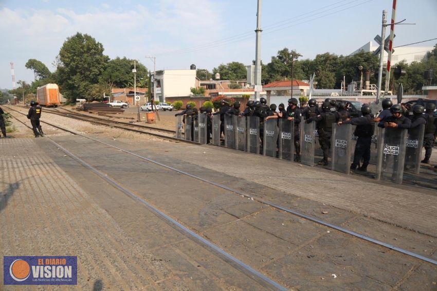 FGR y Policía Michoacán liberan vías del tren en Caltzontzin 