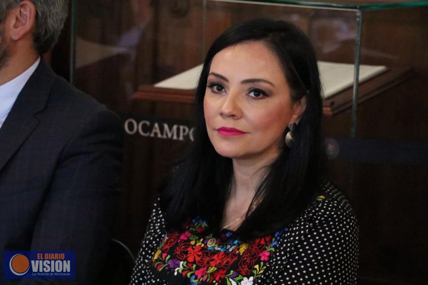 Llama Adriana Hernández a mejorar condiciones de las madres jefas de familia