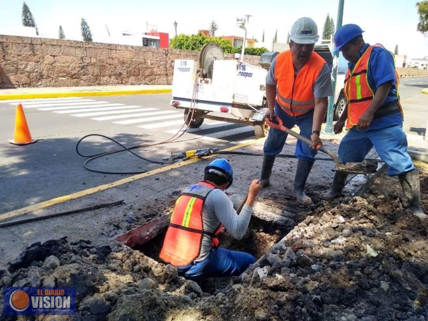 Trabaja OOAPAS, en la reparación de una fuga, sobre Avenida Acueducto 