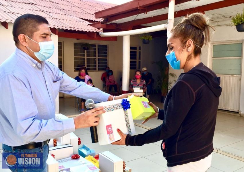 Paco Cedillo premia a madres uruapenses por su día 