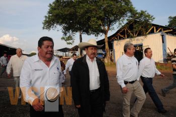 El Gobernador Godoy se reune con representantes de la comunidad de San Juan Nuevo