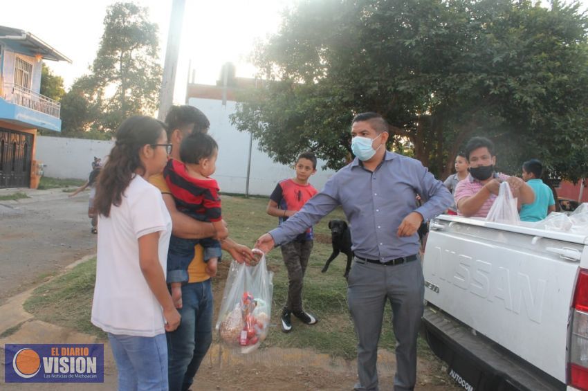 Paco Cedillo imparable con la entrega de apoyos alimenticios en Uruapan