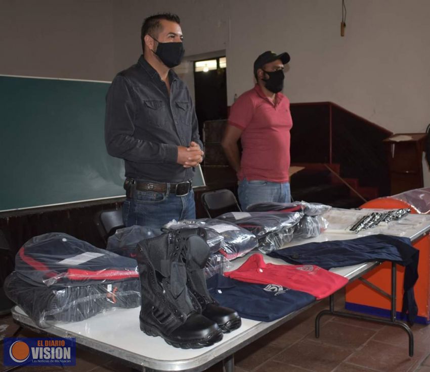 Protección Civil de Erongarícuaro recibe uniformes, caretas mascarillas y una cápsula de traslado