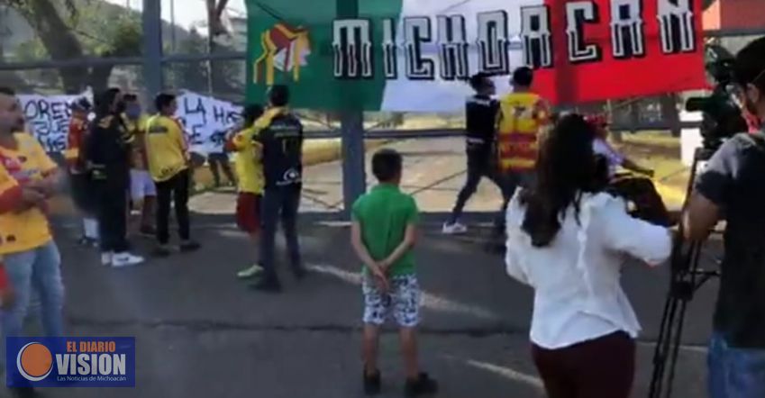 Aficionados de Monarcas se manifiestan en el Estadio Morelos