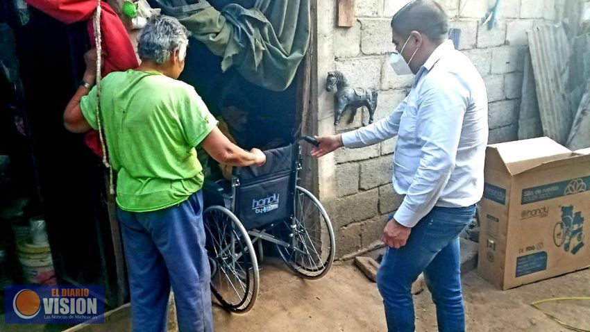 Paco Cedillo entrega cuatro sillas de ruedas a personas en situación de vulnerabilidad