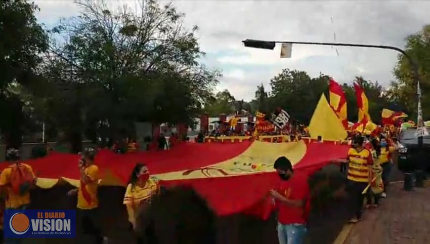 Aficionados de Monarcas vuelven a marchar para que no se vaya el equipo