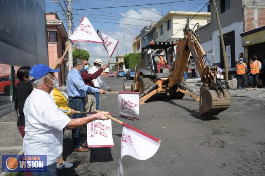 Raúl Morón, pone en marcha, la obra de pavimentación de la calle Xocoyol, en la Eduardo Ruíz