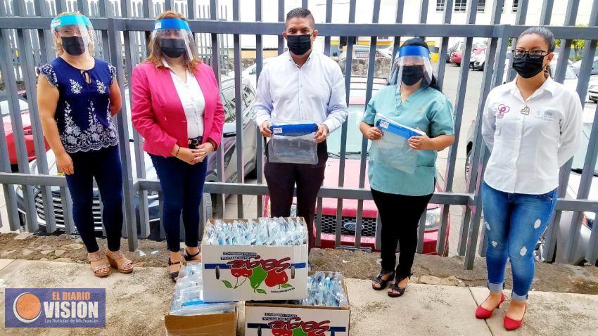 Paco Cedillo dona 150 caretas de protección facial a personal de salud en Uruapan