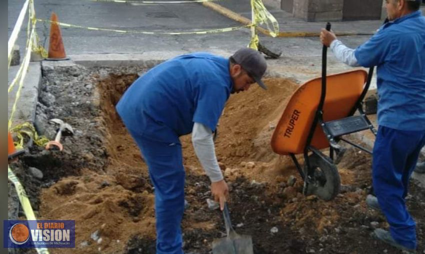 OOAPAS repara socavón  en el centro de Morelia 