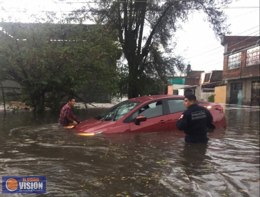 Tromba ocasiona inundaciones y afectaciones en varías colonias de Morelia 