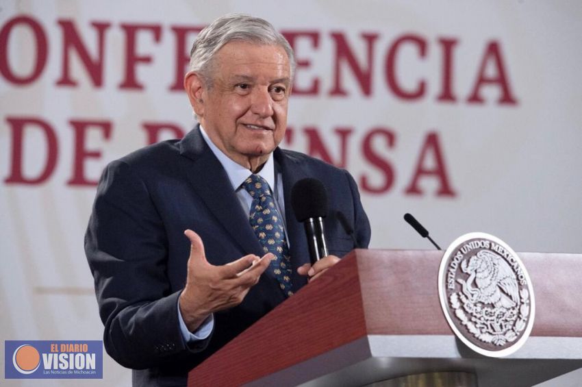 AMLO anuncia que estudiantes de prepa recibirán becas en tarjetas bancarias
