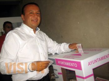Antonio Berber emite su voto en Uruapan