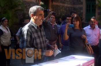 Macías Alejandre acude a sufragar su voto