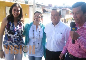 La aspirante uruapense Magaña Madrigal acude a votar