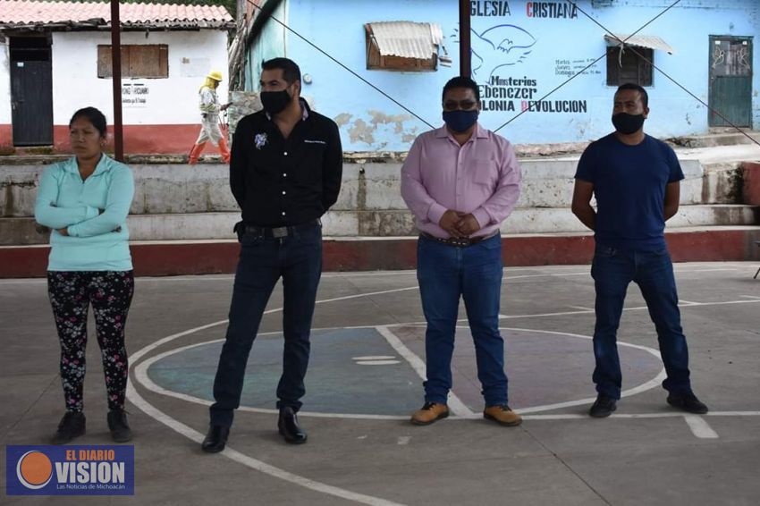 Entrega, Adrián Melgoza Novoa, apoyos económicos a pescadores de la cooperativa Aparhikua 