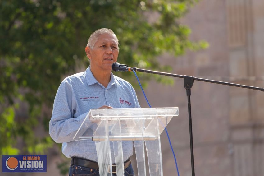 Izaron la bandera multicolor en la plaza Morelos para conmemorar el 51 Aniversario 