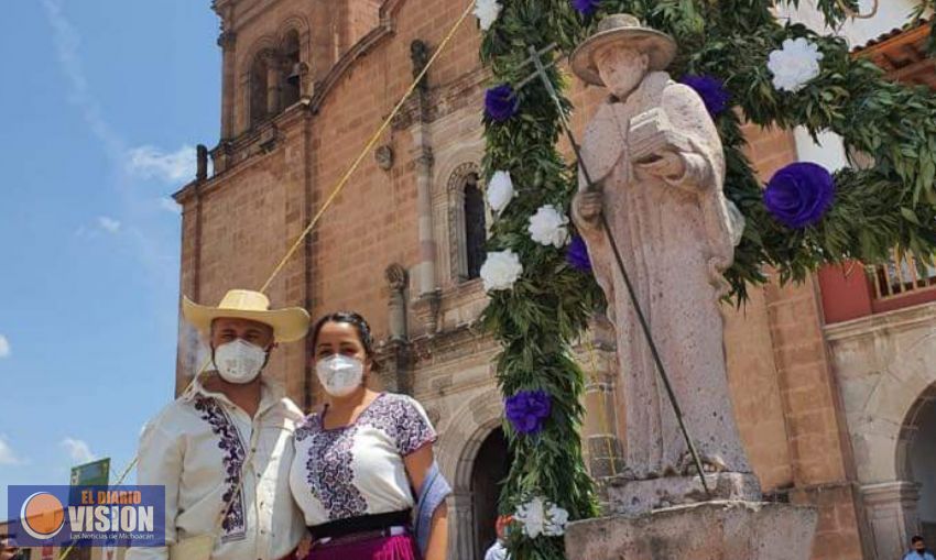 Colocan, ofrenda floral a Fray Jacobo Daciano, en el 472 aniversario de la fundación de Zacapu 