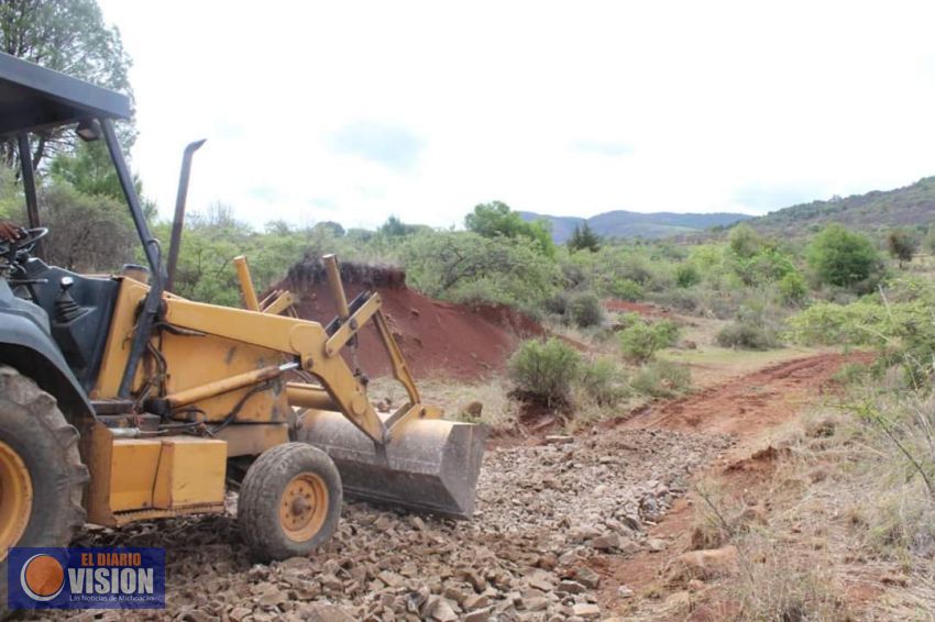 El Ayuntamiento de Morelos, rehabilita el camino de la Comunidad del Desmonte.