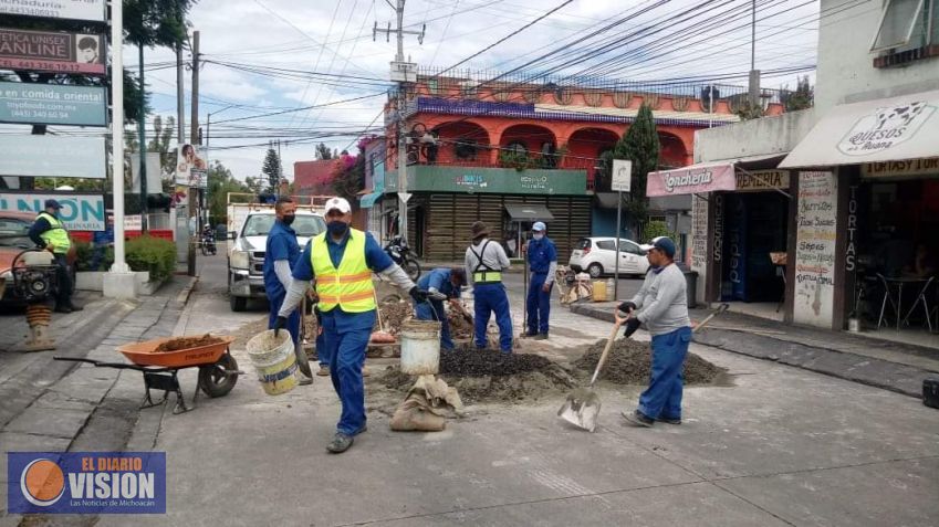 OOAPAS, repara fuga en la calle Rey Tariácuri en la colonia Vista Bella 