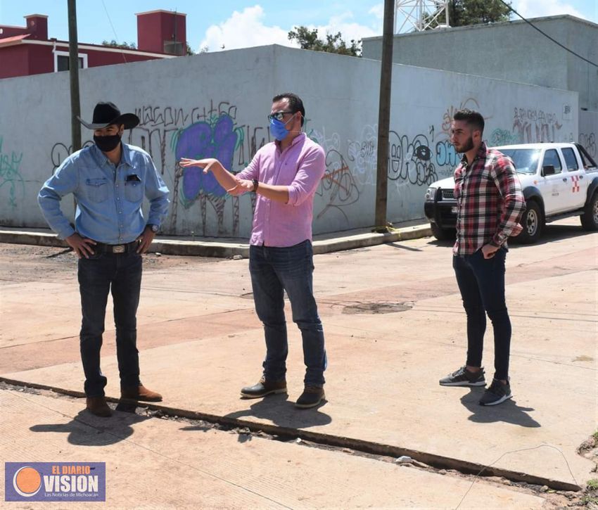 Supervisa, Adrián Melgoza Novoa, obra de drenaje pluvial en Erongarícuaro  