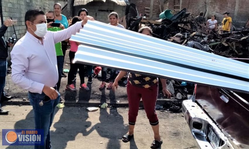 Paco Cedillo respalda a personas afectadas por el incendio que se dio frente a Clínica del IMSS