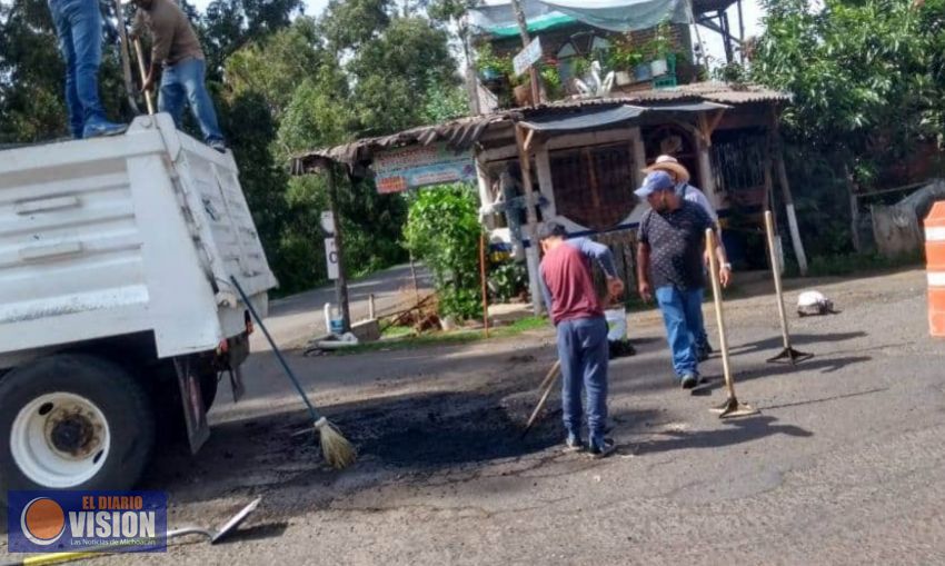 Realiza Ayuntamiento de Erongarícuaro, acciones de bacheo en avenidas del municipio 
