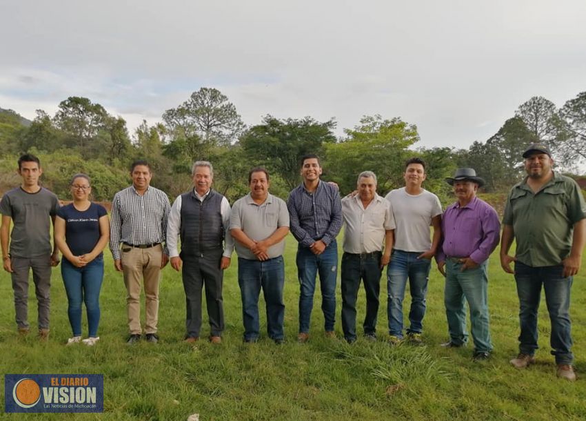Paco Cedillo entrega dos porterías para un campo de fútbol en la localidad de Patuán