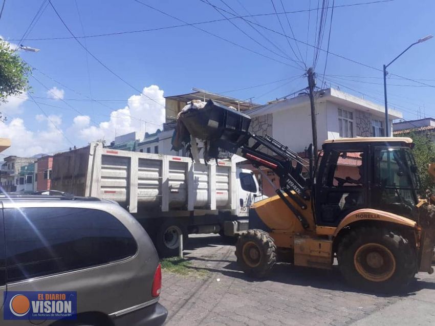 Gobierno de Morelia, atiende petición, y retira 140 toneladas de basura en un domicilio.
