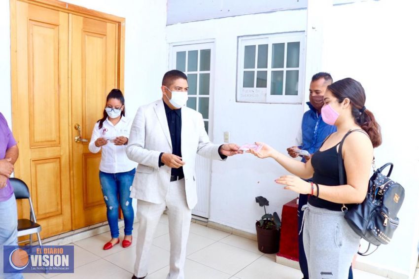 Paco Cedillo entrega 100 lentes con el 80% de descuento a personas vulnerables de Uruapan