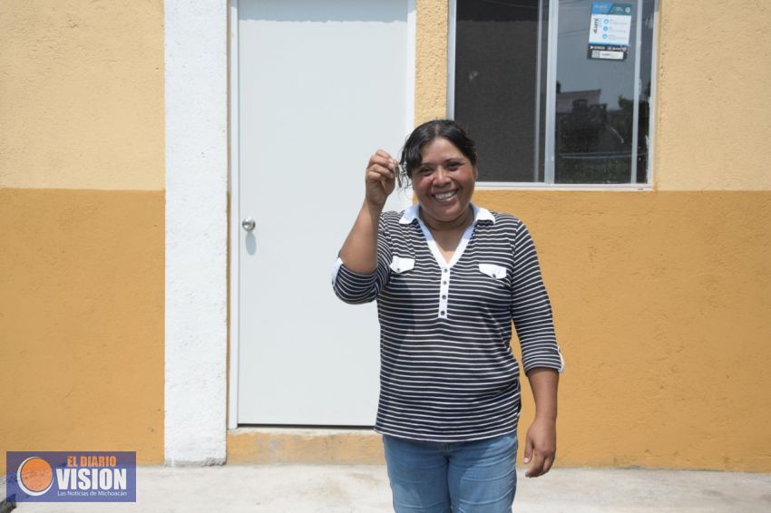 Resultado de su gestión, entrega Raúl Morón 186 viviendas a familias de escasos recursos