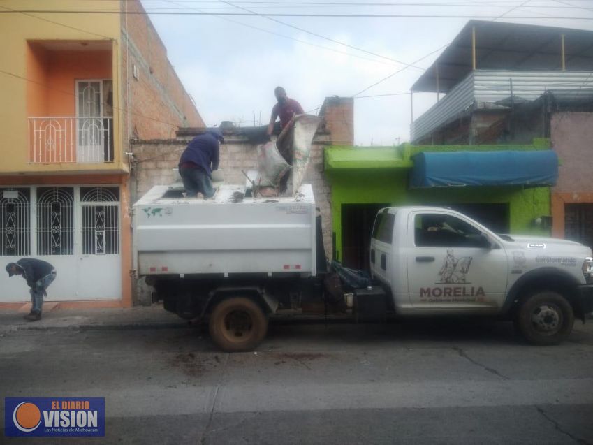 Apoya Gobierno de Morelia a persona de la tercera edad con el retiro de escombro dentro de vivienda
