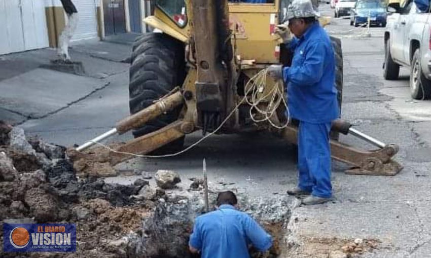 Equipo OOAPAS de Alcantarillado, atiende dos hundimientos en vialidades 