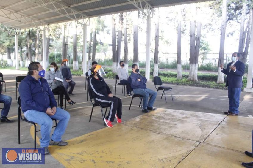 Lupillo Aguilera, se reúne, con docentes del Colegio de Bachilleres de Huiramba 